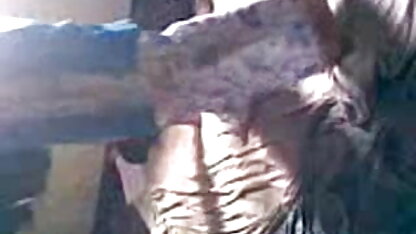 एक आदमी ब्लू सेक्सी फिल्म फुल एचडी में ने एक महिला की चूत को हिलाया और मूत्रमार्ग की जीभ से भगशेफ को चाटा